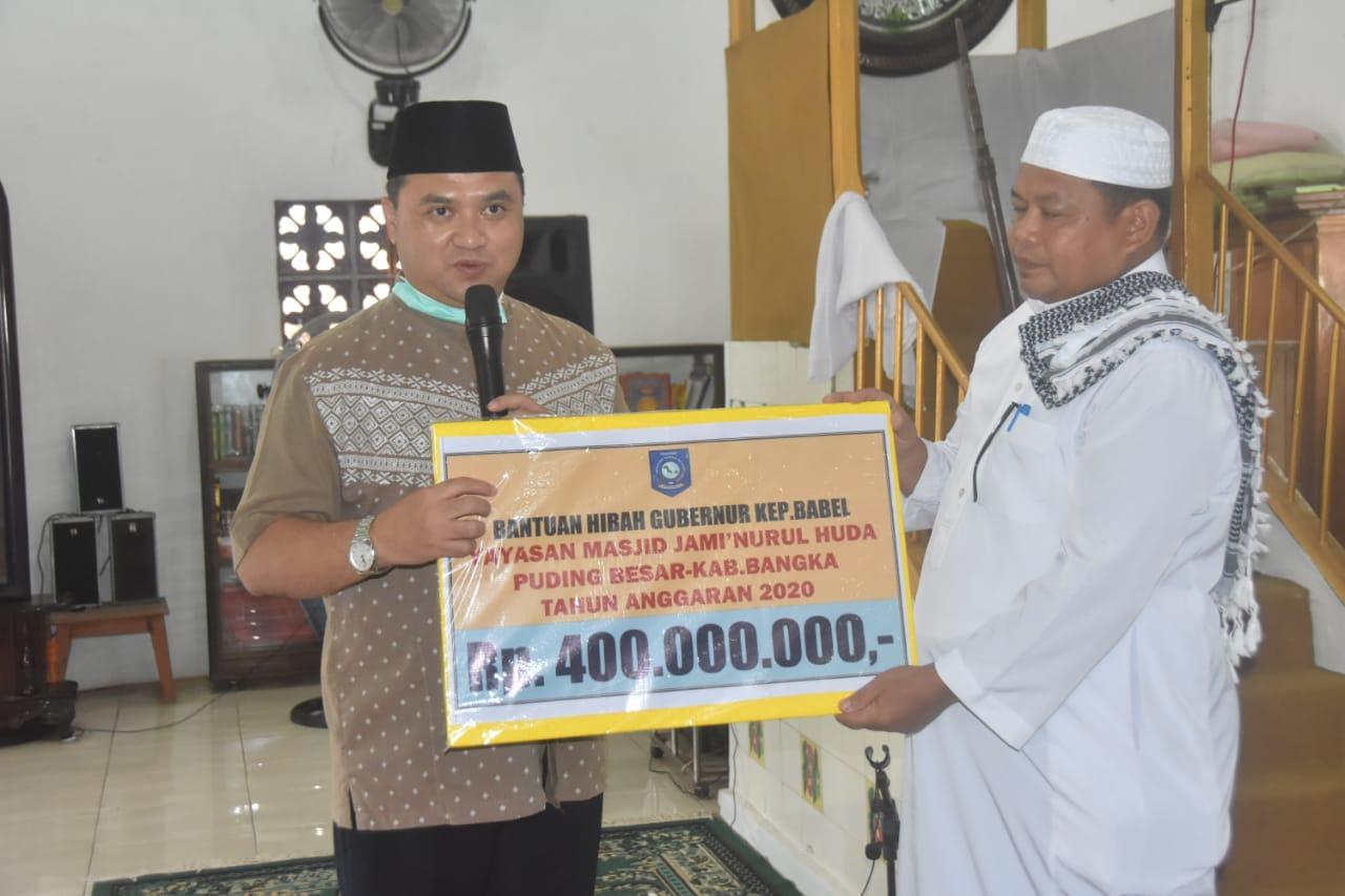 Gubernur Serahkan Bantuan 400 Juta ke Masjid Nurul Huda Puding