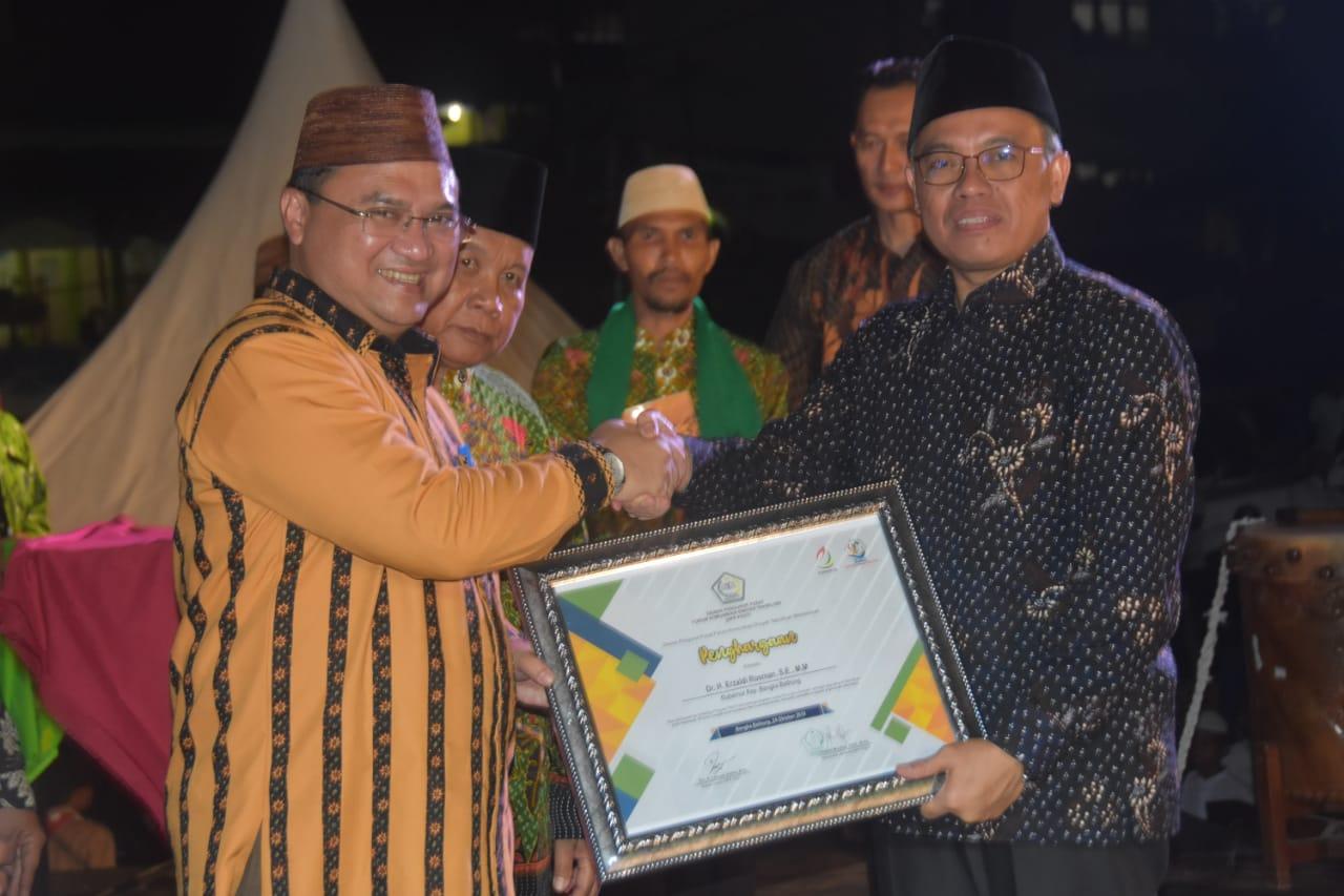 Gubernur Erzaldi Terima Penghargaan dari Forum Komunikasi Diniyah Takmiliyah 