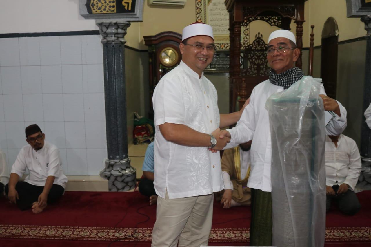 Gubernur serahkan bantuan ke Masjid Al-Huda
