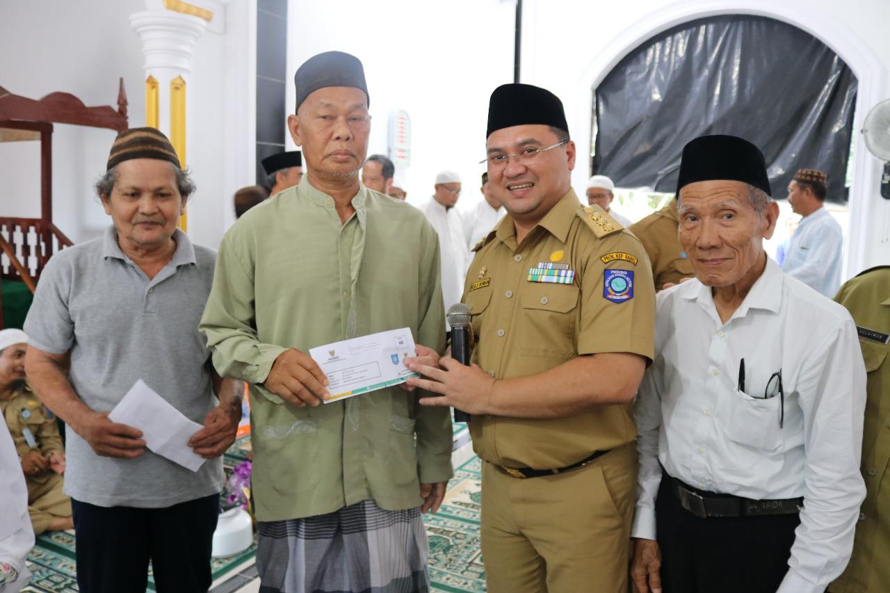 Fakir Miskin Desa Kulur Bangka Tengah Terima Bantuan, Diserahkan Gubernur Erzaldi