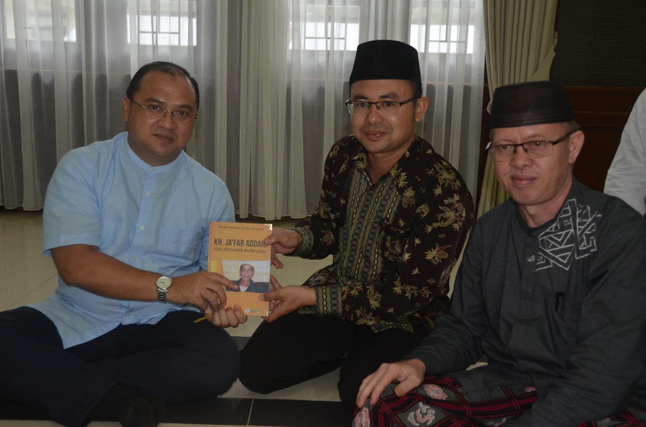 Gubernur Erzaldi Terima Buku K.H. Jafar ADDARI dari Tokoh Masyarakat Air Gegas 