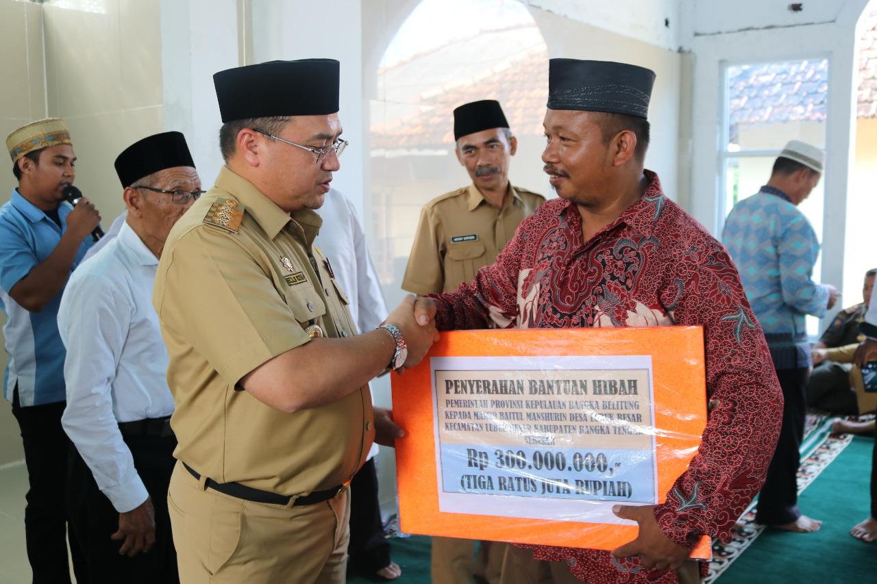 Gubernur Erzaldi Serahkan Bantuan Pembangunan Masjid Baitul Mansyurin