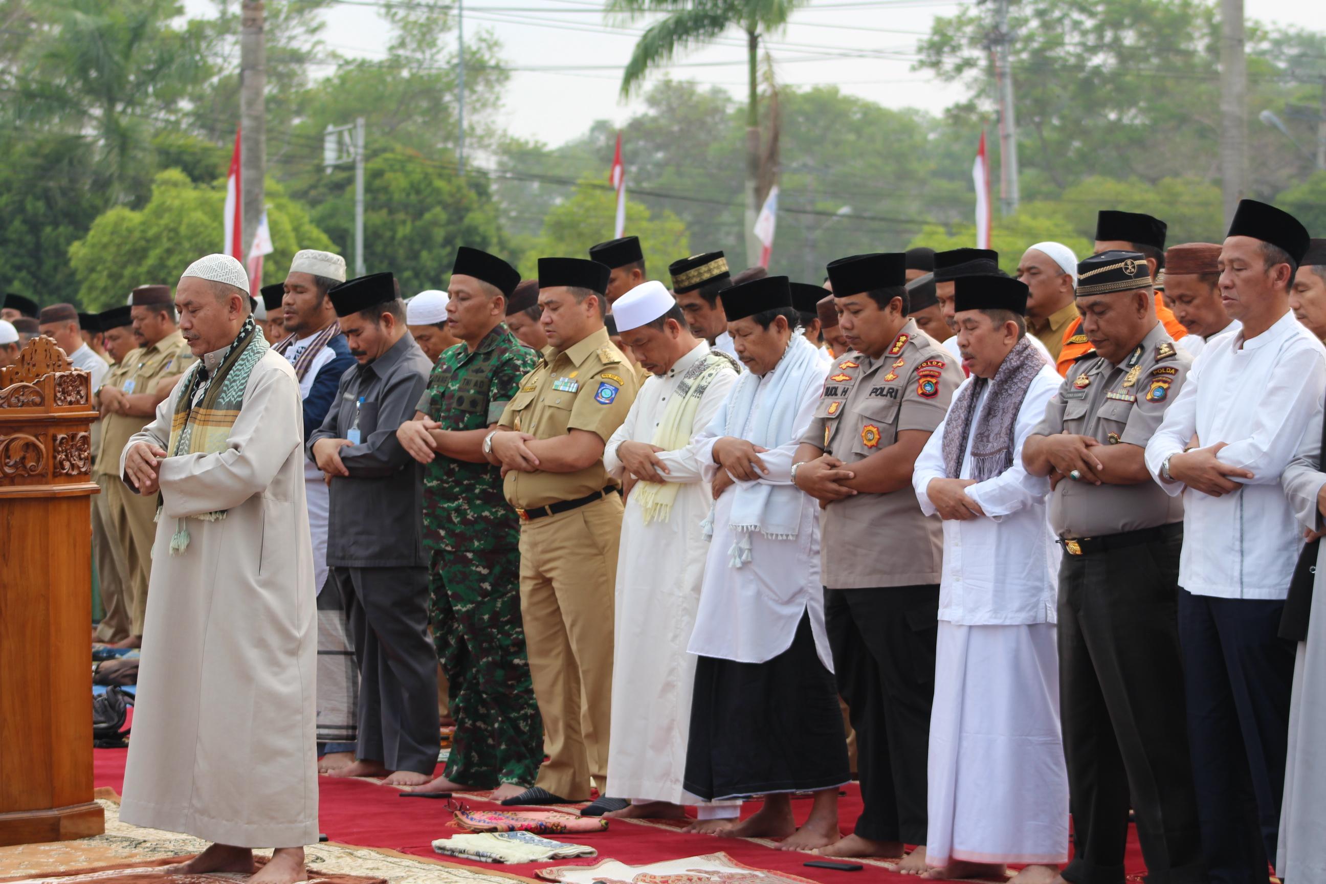 Musim Kemarau,  Masyarakat Laksanakan Shalat Istisqo Di Halaman Kantor Gubernur