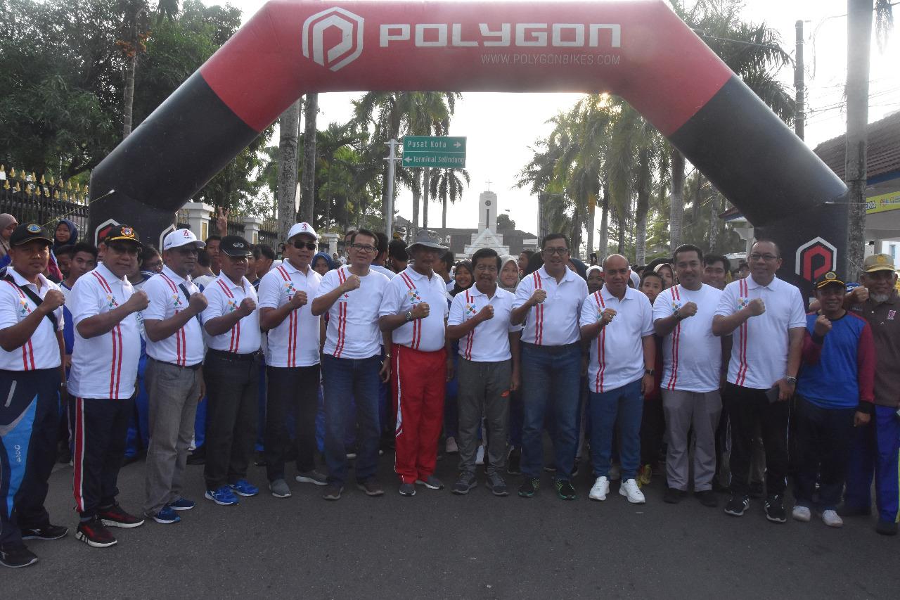 Wagub Lepas Ribuan Peserta Jalan Santai Hari Perbubungan Nasional 