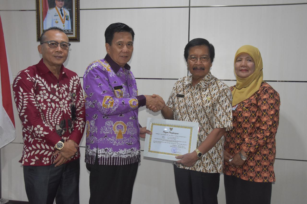 Wagub Babel, Serahkan Piagam Penghargaan Kepada Dua Tokoh Penggerak Koperasi 