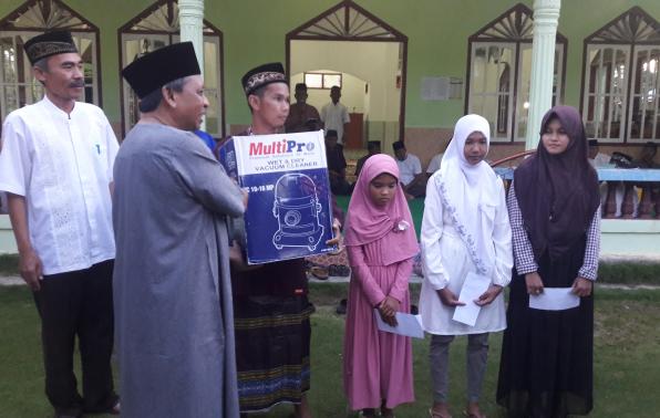 Penyerahan bingkisan kepada pengurus masjid Nurul Islam dan penyerahan santunan kepada anak-anak yatim secara simbolis dalam safari ramadhan Provinsi Kepulauan Bangka Belitung Dusun Dukong Simpang Pesak Belitung Timur