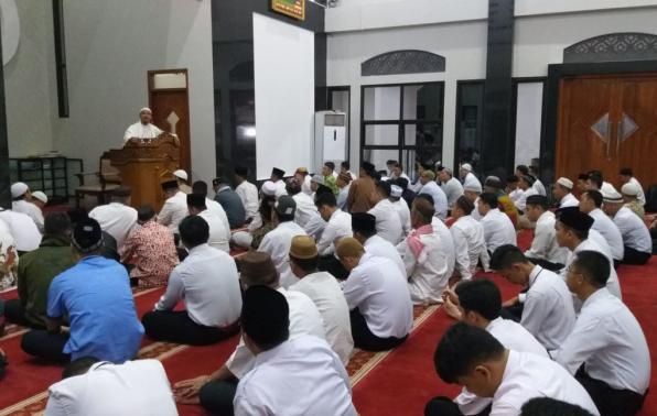 CPNS khusyuk mendengarkan ceramah agama pada dini hari usai sholat subuh berjemaah Jumat (8/3) di Masjid Al Kamal Kantor Gubernur