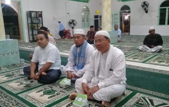 Dua Kepala Bagian Biro Kesra Provinsi yang khidmat mendengarkan ceramah agama Dua Kepala Bagian Biro Kesra Provinsi yang khidmat mendengarkan ceramah agama