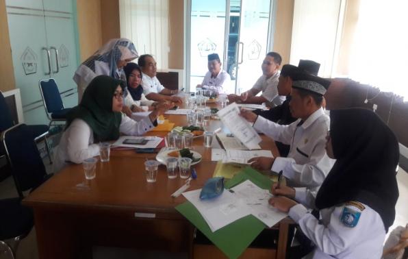 Tim TPHD Bangka Belitung mempersiapkan berkas administrasi persiapan pemberangkatan ke tanah suci