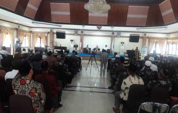Orang nomor satu di Bangka Belitung, Erzaldi memberikan wejangan kepada 150 orang tamu undangan dari unsur masyarakat dan Kementerian Agama yang menjadi tamu dalam rangka sharing terkait pengangkatan penghulu desa/kelurahan se-Provinsi Kepulauan Bangka Belitung pada Selasa (4/4) di Rumah Dinas Gubernur Kepulauan Bangka Belitung Orang nomor satu di Bangka Belitung, Erzaldi memberikan wejangan kepada 150 orang tamu undangan dari unsur masyarakat dan Kementerian Agama yang menjadi tamu dalam rangka sharing terkait pengangkatan penghulu desa/kelurahan se-Provinsi Kepulauan Bangka Belitung pada Selasa (4/4) di Rumah Dinas Gubernur Kepulauan Bangka Belitung