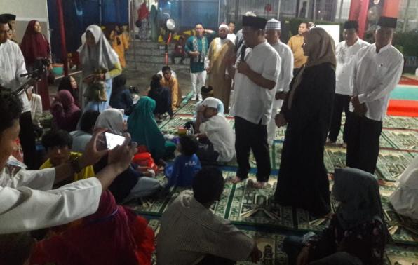 Erzaldi dan Ibu Melati bercengkrama dengan anak-anak Lapas Kelas II pada momen Safari Ramadhan 1440 H di Lembaga Pembinaan Khusus Anak Kelas II Pangkalpinang Selasa (7/5)