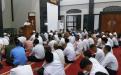 CPNS khusyuk mendengarkan ceramah agama pada dini hari usai sholat subuh berjemaah Jumat (8/3) di Masjid Al Kamal Kantor Gubernur